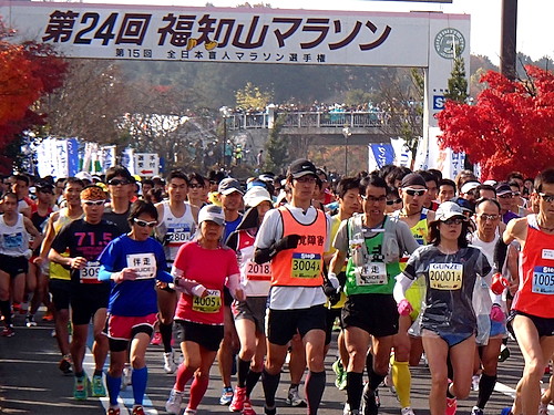 福知山マラソンのスタート地点を走りだす選手の皆さん。画像の左端には視覚障害者選手の姿が見られます。