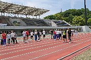 2010年5月9日：「町田市・野津田公園競技場」で参加者の皆さんの前で伴走の実技を行う