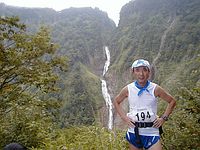 2000年「立山登山マラニック」の45キロ付近の写真（八郎坂を登る途中、後ろには称名滝が写って、筆者はノースリーブ、Ｎｏは104）