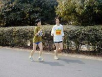 楽しそうに走る女性選手と女性の伴走者
